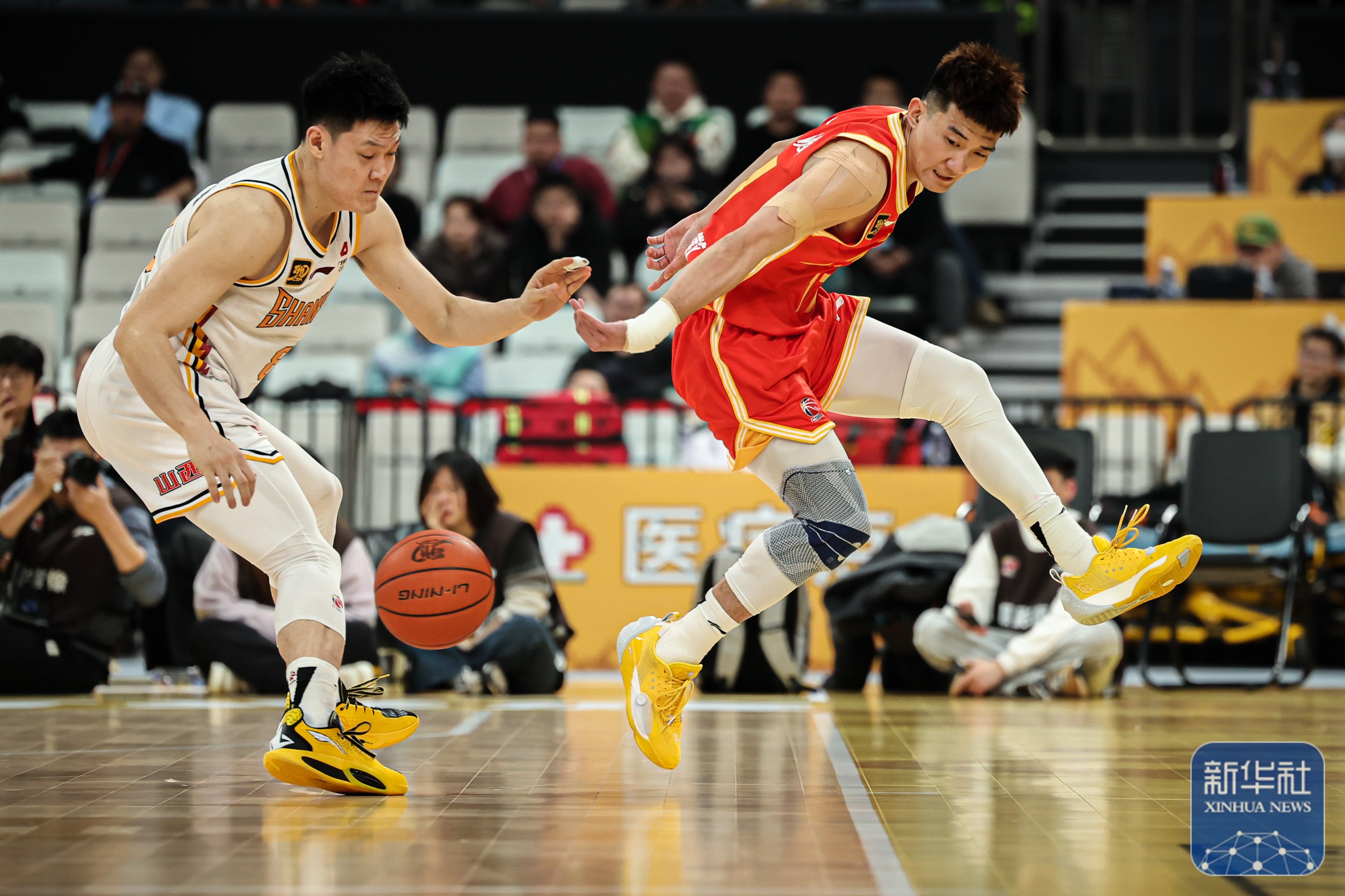 包含关键时刻浙江队备战CBA季后赛，远射贴柱细节曝光，赛场秩序良好，年轻球员得到机会的词条